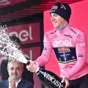Evenepoel gana la crono y se viste de rosa en el Giro de Italia