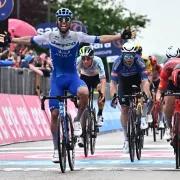 Matthews se impone en Melfi en un esprint agónico y Evenepoel sigue de rosa en el Giro