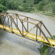 Adecuan puente peatonal sobre el río La Vieja y avanzan en reconstrucción de El Alambrado