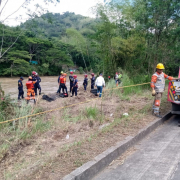 Sin pistas del hombre que cayó al río Cauca con su tractomula en la vía Manizales-Medellín