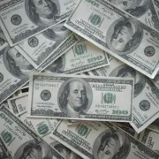 El dólar sigue por debajo de los $4.000 y llega a su mínimo en un año