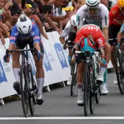 Philipsen repite triunfo en el Tour de Francia en un accidentado esprint