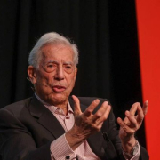 Nobel de Literatura peruano, Mario Vargas Llosa, de 87 años, hospitalizado por covid-19
