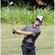 Samuel González Rivera pega para jugar entre los grandes del golf