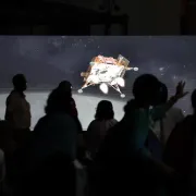 La misión espacial de la India logra con éxito alunizar en el polo sur de la Luna