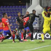 El Once Caldas perdió por falta de definición y un penal dudoso pitado por el VAR
