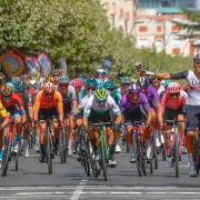 El colombiano Juan Sebastián Molano gana al sprint y es primer líder de la Vuelta a Burgos