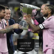 Messi iguala con 44 trofeos a Dani Alves como el futbolista con más títulos de la historia