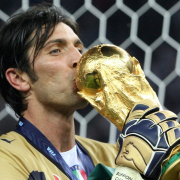 El italiano Gianluigi Buffon se retira a los 45 años y pone fin a una carrera legendaria
