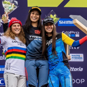 La colombiana Valentina Roa logró el tercer lugar en la Copa Mundo de Down Hill en Francia