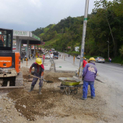Poste estorba obras en vía de ingreso a Villamaría: contratista y Tigo Une, en desacuerdo