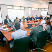 Alcalde de Medellín denuncia que EPM perdería casi todas sus acciones en Tigo - UNE