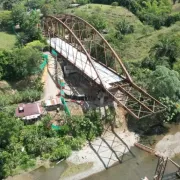Instalan estructura del puente El Alambrado, entre Quindío y Valle, en su lugar definitivo