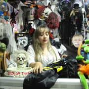 Halloween: se disipa el temor por bajas ventas en comercio de disfraces en Manizales
