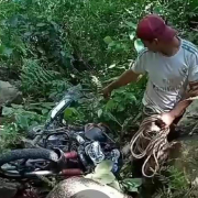 Una motociclista resultó lesionada al rodar por un precipicio en Victoria (Caldas)