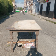 Comunidad de  Chinchiná tapa hueco con una mesa de madera 