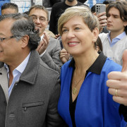 La primera dama Verónica Alcocer viaja en contravía del prometido cambio de Petro