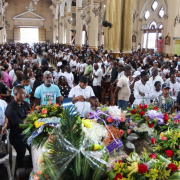 Multitud despide en Quibdó con llantos y lamentos a fallecidos por derrumbes en el Chocó