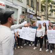 Empleados de Color Siete realizan plantón y exigen que les respeten sus derechos laborales