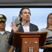 Alcaldía de Medellín y Airbnb firman acuerdo para combatir explotación sexual de menores