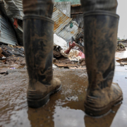 Al menos 42 muertos en Kenia al reventar una presa por las lluvias torrenciales