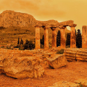 El cielo de Atenas (Grecia) se tiñe de naranja por las nubes de polvo del Sahara