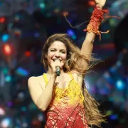 Shakira anuncia su nueva gira en Coachella durante su aparición sorpresa con Bizarrap