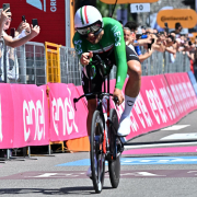 Giro de Italia: Filippo Ganna vuela, pero Tadej Pogacar es más líder