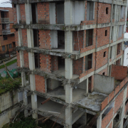 Obra inconclusa en el barrio Chipre de Manizales genera inseguridad entre residentes 