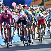 Giro de Italia: Jonathan Milan se alza como el rey del esprint y Pogacar sigue de rosa