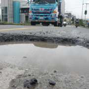 Huecos en el barrio La Fuente de Manizales ponen en peligro a motociclistas