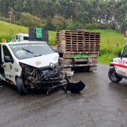 4 personas lesionadas en choque de aerován y camión en Maltería (Manizales)