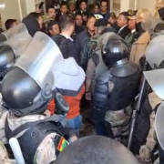 Presidente de Bolivia denuncia un golpe de Estado del destituido comandante del Ejército