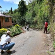 Alcaldía, cafeteros y comunidad, unidos para construir placas huella en Pensilvania