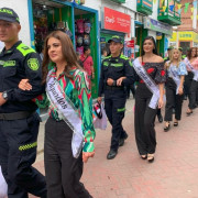 Las reinas de la Horticultura, de paseo por Neira: desfile por la calle real