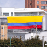 La bandera de Colombia se ondea en edificios y casas de Manizales por la Copa América