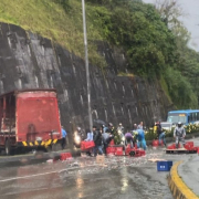 Solidaridad en Manizales: ayudan a conductor accidentado a recoger su mercancía