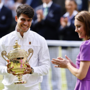 Carlos Alcaraz desintegra a Novak Djokovic y logra su segundo Wimbledon