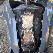 Acondicionó el tanque de la moto como caleta para cocaína