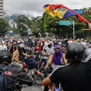 Motociclistas protestan en Caracas (Venezuela) contra los resultados de las presidenciales