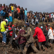 Aumentan a 23 los muertos en el derrumbe de un vertedero en la capital de Uganda
