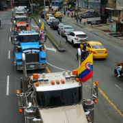 Caravanas de camiones y carreras detrás de la gasolina en Manizales, sigue paro camionero 