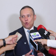 "Estamos casi que en un limbo con el presupuesto del 2025", dice el presidente del Senado