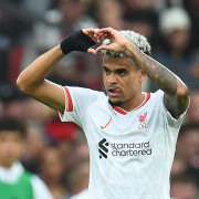 Lucho Díaz “mordió” en Manchester: anotó dos goles y Liverpool ganó el clásico inglés 
