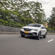 Renault lanza su primer vehículo híbrido en Colombia: estas son sus ventajas