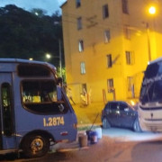 Utilizan la calle para lavar busetas y camiones en el barrio Estambul de Manizales