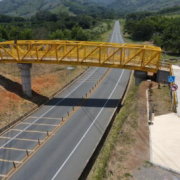 Inauguran puente peatonal en Calle Larga, en Caldas, para disminuir la accidentalidad