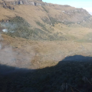 Incendio forestal cerca del PNN Los Nevados: socorristas intentan extinguirlo