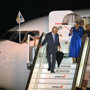 Los reyes Carlos y Camila del Reino Unido llegan a Sídney en su primer viaje como monarcas