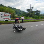 Motociclista choca con carro en la vía Panamericana, en Manizales: resultó lesionado